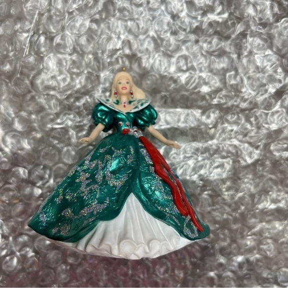 Hallmark 1995 Holiday Barbie Ornament - Picture 8 of 8